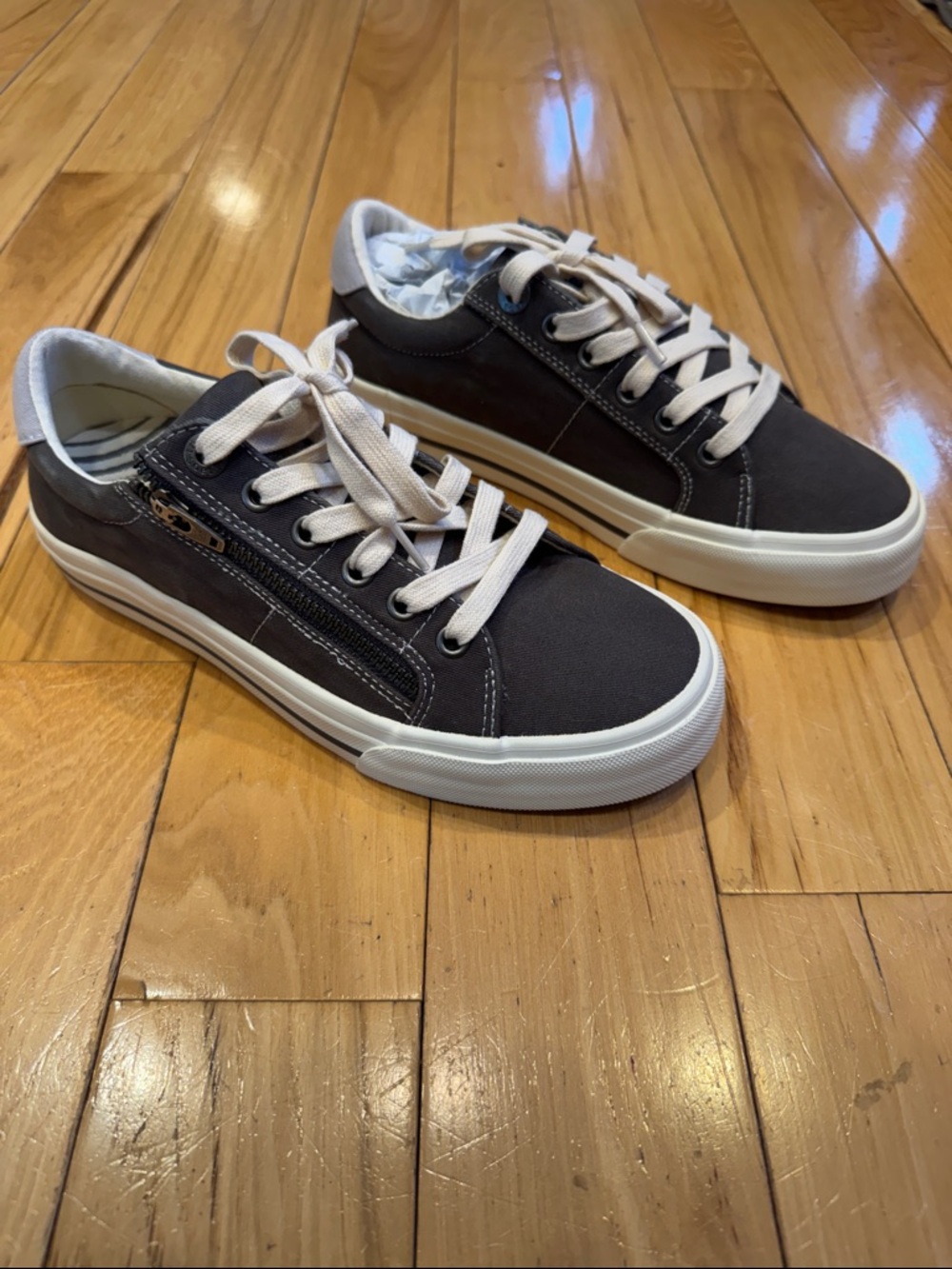 NWT women’s Taos Z Soul size 7 sneakers